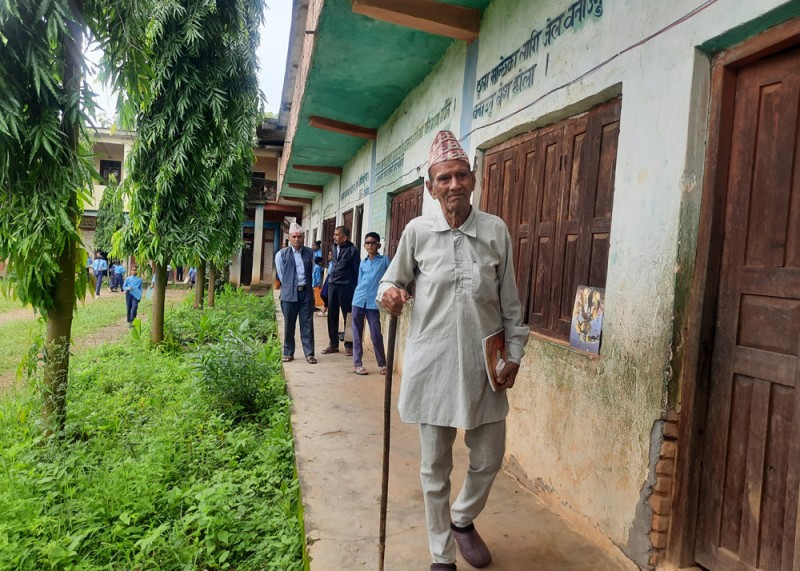 नब्बे वर्षीय डाँगीलाई विद्यालय जान उमेरले छेकेन